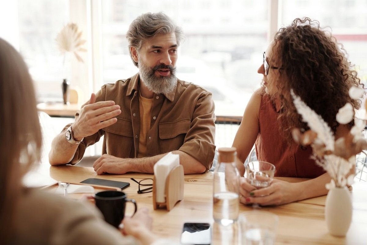 10 idées pour se reconvertir dans un métier du social